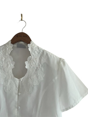 Vintage Bright White Floral Neckline - Size: Vintage Large *Modern best fit: Medium/Large
