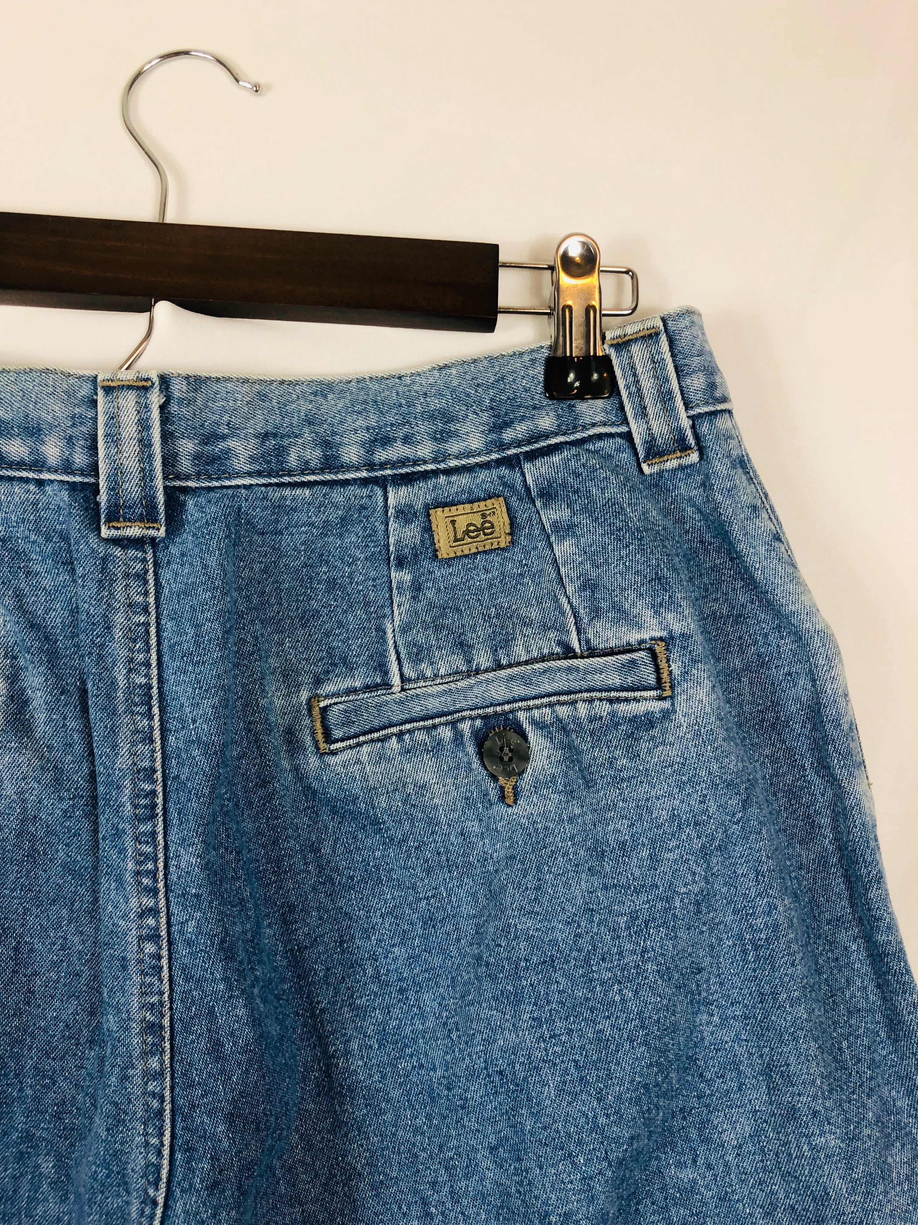 Button Pocket Lee Light Wash Mom Jean  Size: Vintage Best Fits: 8
